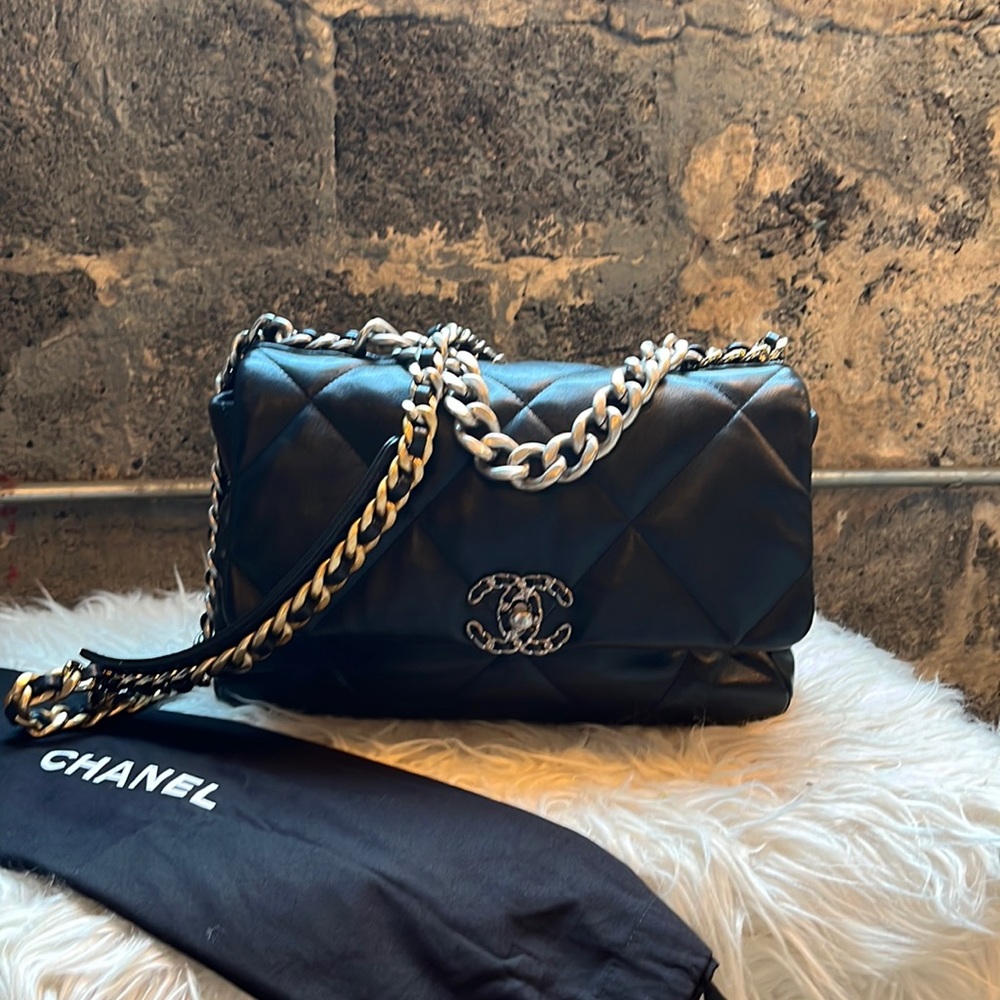 CHANEL 19 Large Maxi 19 HANDBAG PURSE Classic Flap Bag 🖤🖤🖤